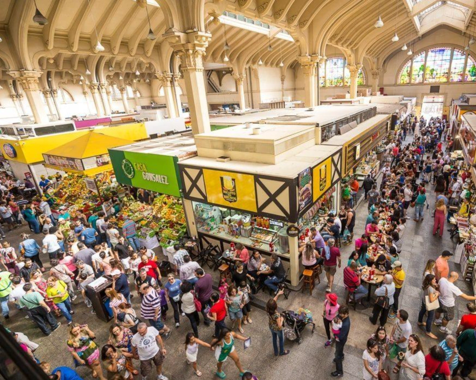 Weiter Blick ins Innere des Mercado Municipal de São Paulo mit Ständen und Besuchern